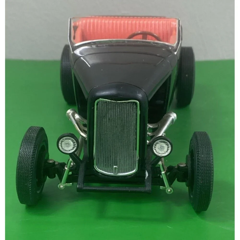 Ford Classic Metal Die Cast  ERTL Ford Motor Company 1:18